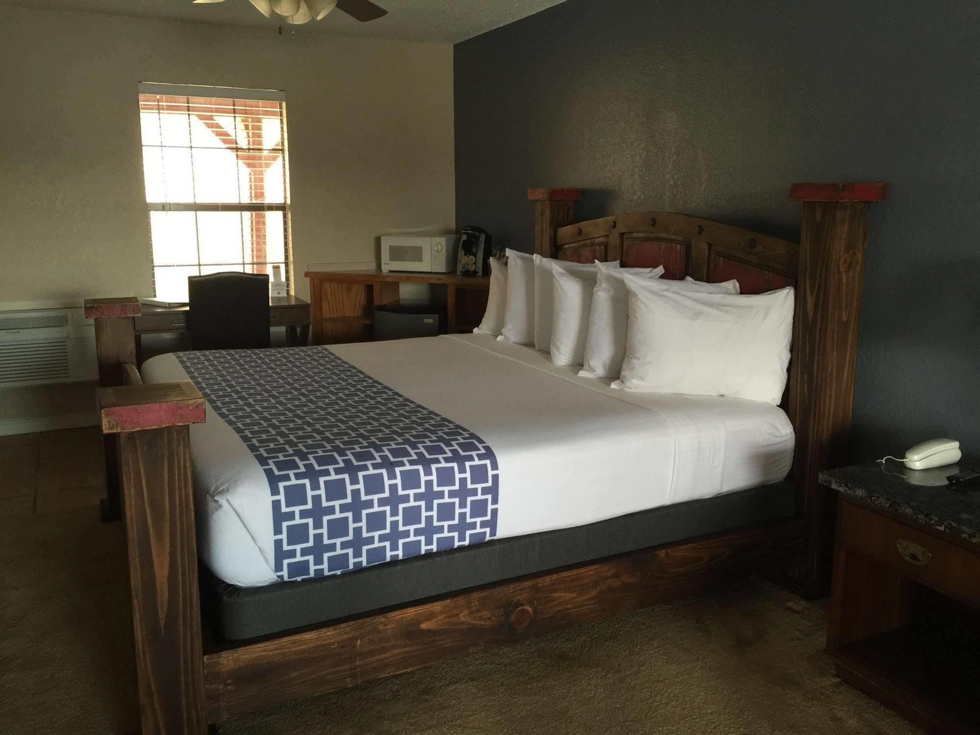 Four Horseman Travel Lodge Pilot Point 외부 사진